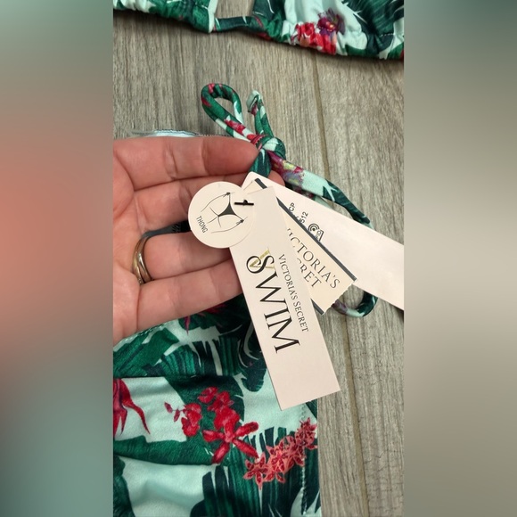 Victoria's Secret Blue Palms Tropical Print String Bikini NWT size L - Picture 6 of 11